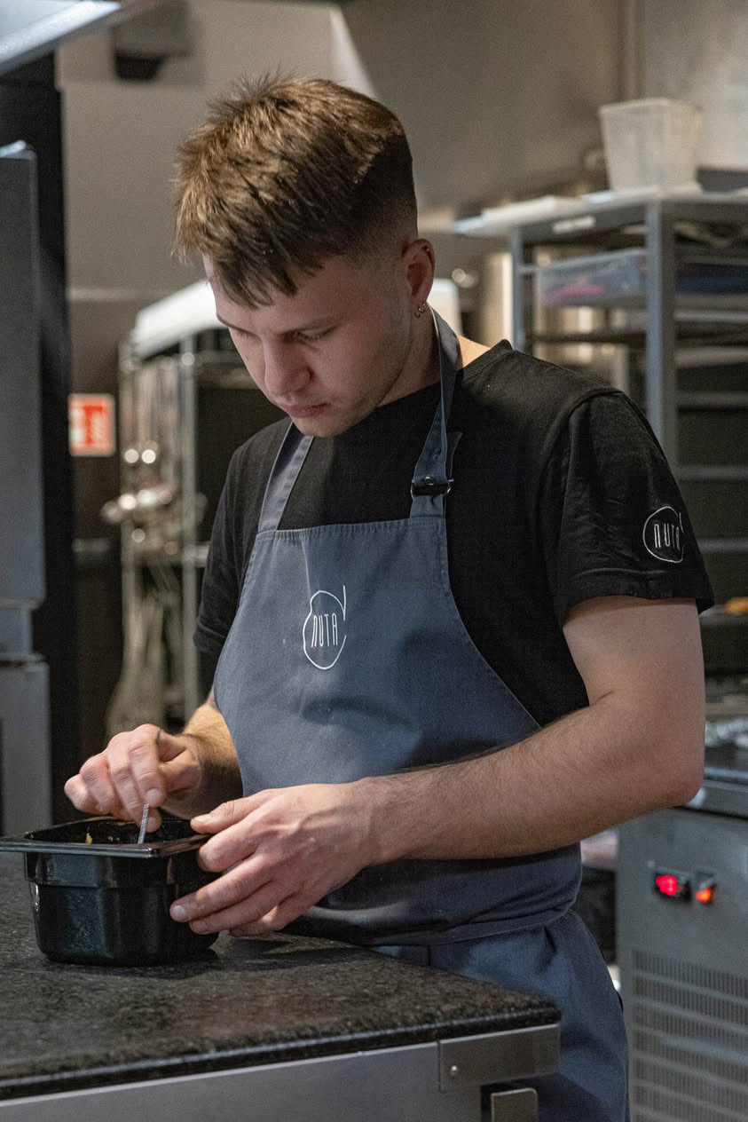 Piotr Głowinkowski podczas pracy w kuchni restauracji Nuta